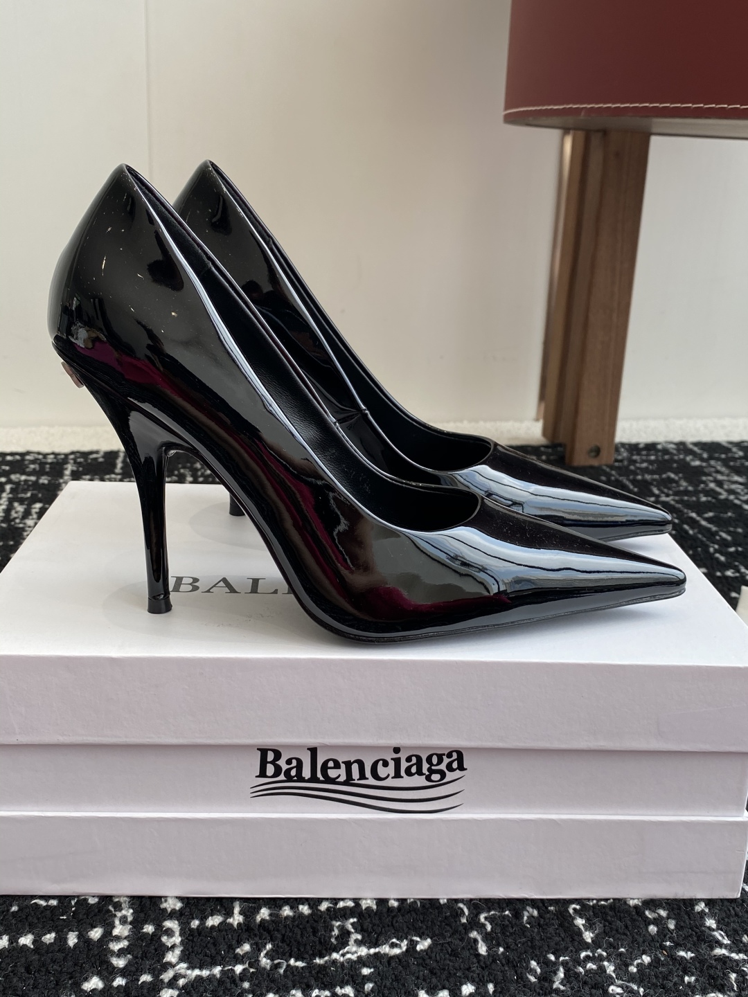 代购级
Balenciaga 25s春夏新款 双B 扣尖头 单鞋 高跟鞋

巴黎世家出的高跟鞋都很会拿捏