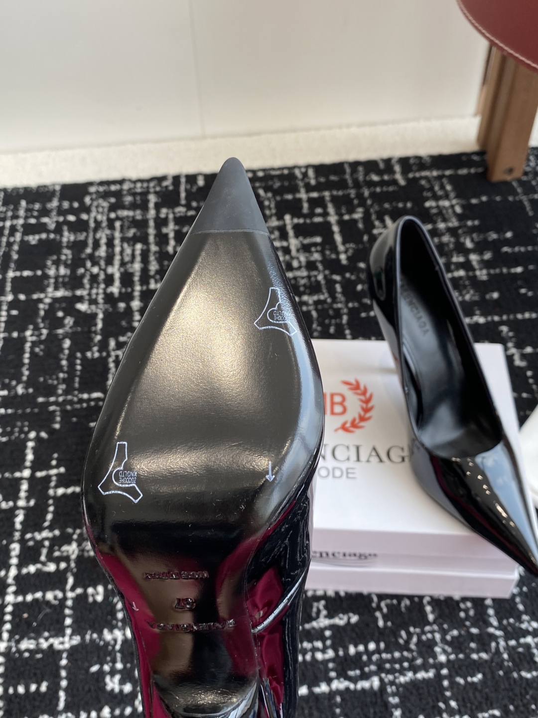代购级
Balenciaga 25s春夏新款 双B 扣尖头 单鞋 高跟鞋

巴黎世家出的高跟鞋都很会拿捏