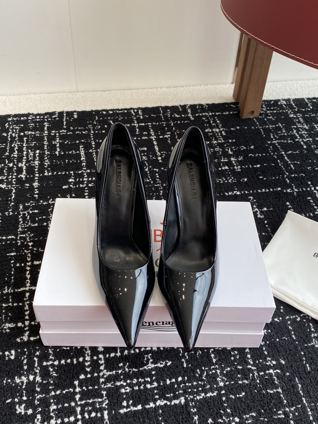 代购级
Balenciaga 25s春夏新款 双B 扣尖头 单鞋 高跟鞋

巴黎世家出的高跟鞋都很会拿捏