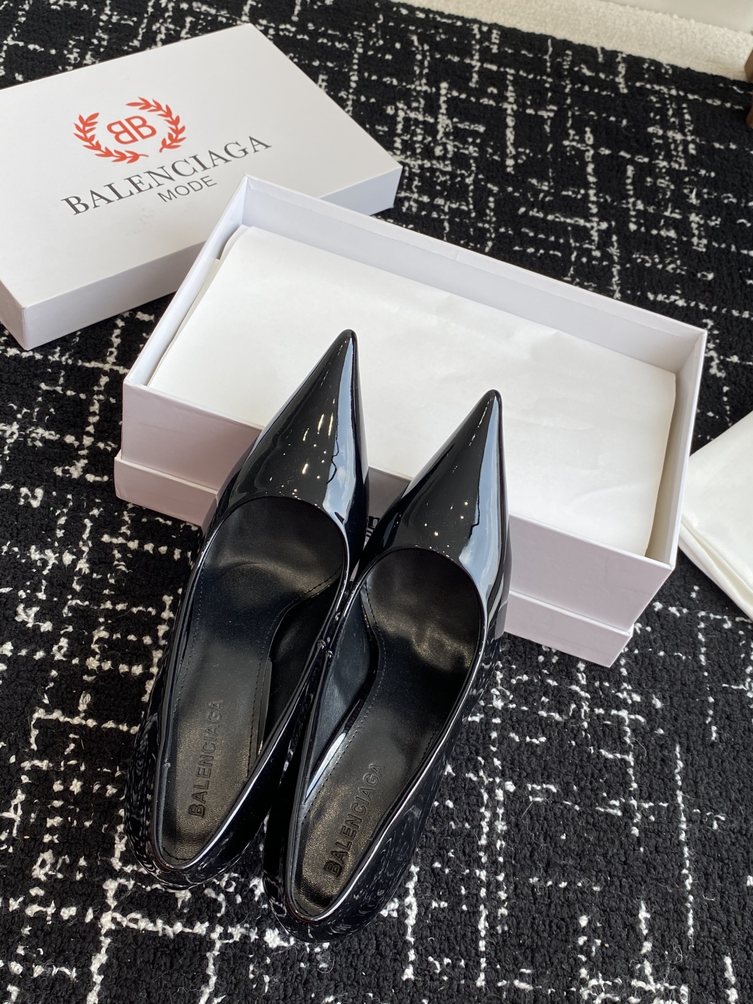 代购级
Balenciaga 25s春夏新款 双B 扣尖头 单鞋 高跟鞋

巴黎世家出的高跟鞋都很会拿捏