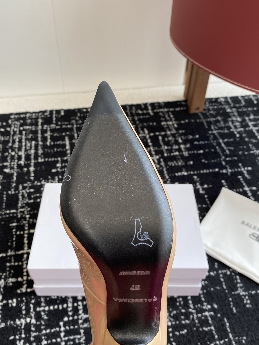 代购级
Balenciaga 25s春夏新款 双B 扣尖头 凉鞋 单鞋 高跟鞋

巴黎世家出的高跟鞋都很