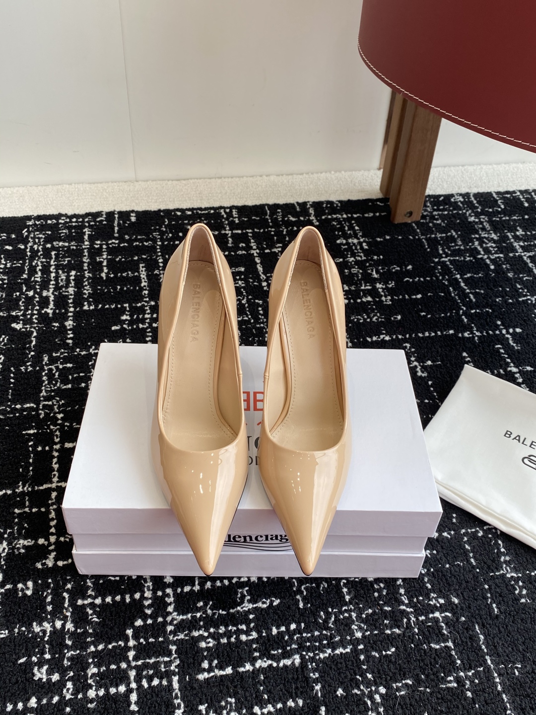 代购级
Balenciaga 25s春夏新款 双B 扣尖头 凉鞋 单鞋 高跟鞋

巴黎世家出的高跟鞋都很