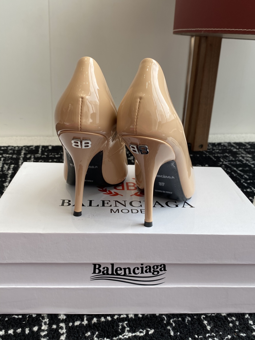 代购级
Balenciaga 25s春夏新款 双B 扣尖头 凉鞋 单鞋 高跟鞋

巴黎世家出的高跟鞋都很