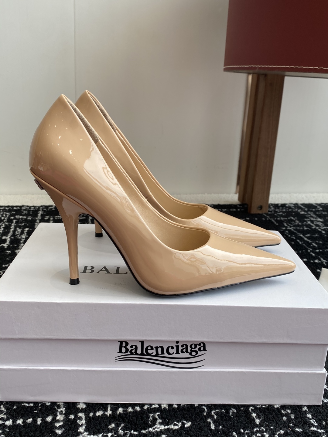 代购级
Balenciaga 25s春夏新款 双B 扣尖头 凉鞋 单鞋 高跟鞋

巴黎世家出的高跟鞋都很