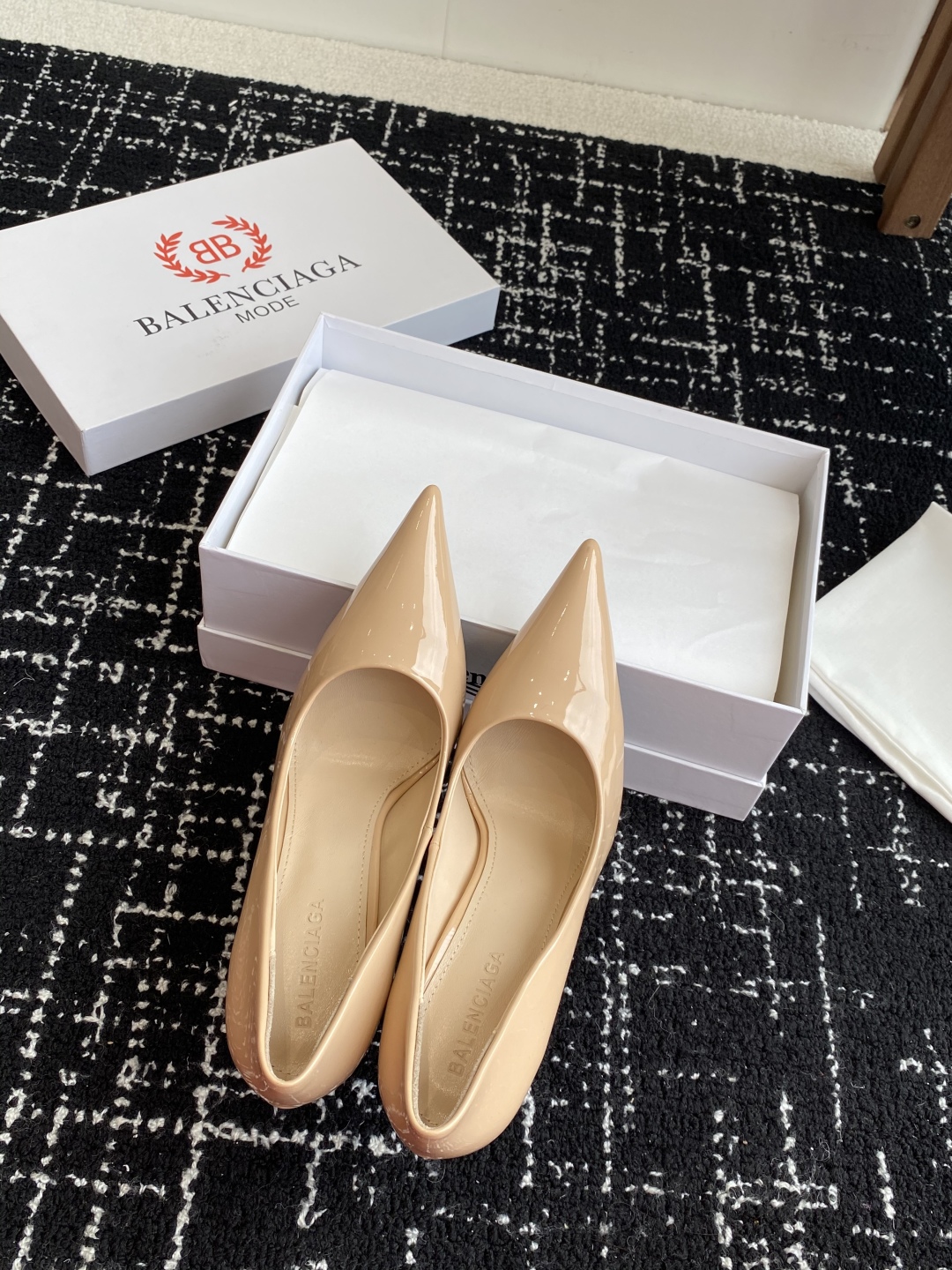 代购级
Balenciaga 25s春夏新款 双B 扣尖头 凉鞋 单鞋 高跟鞋

巴黎世家出的高跟鞋都很