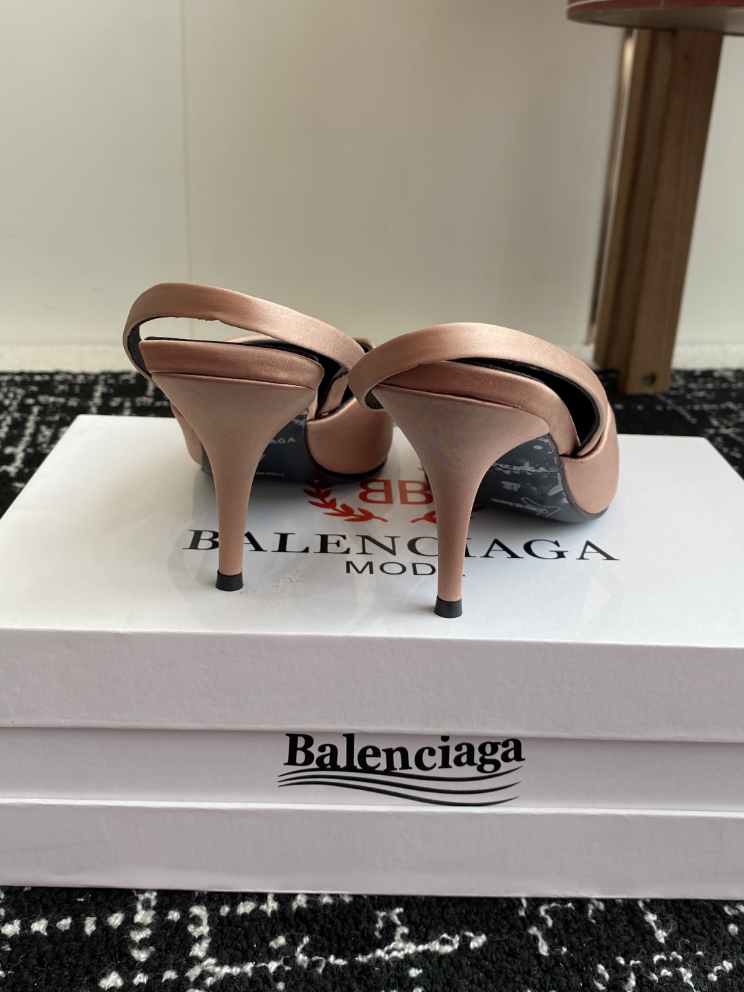 代购级
Balenciaga 25s春夏新款 双B 扣尖头 凉鞋 单鞋 高跟鞋

巴黎世家出的高跟鞋都很