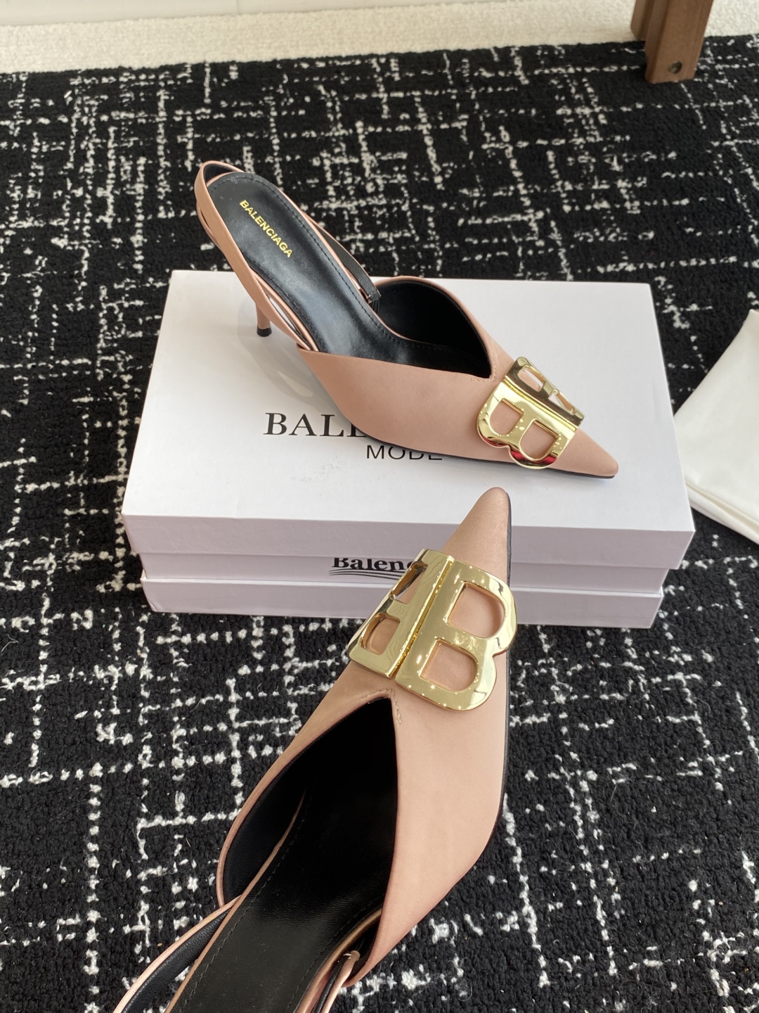 代购级
Balenciaga 25s春夏新款 双B 扣尖头 凉鞋 单鞋 高跟鞋

巴黎世家出的高跟鞋都很