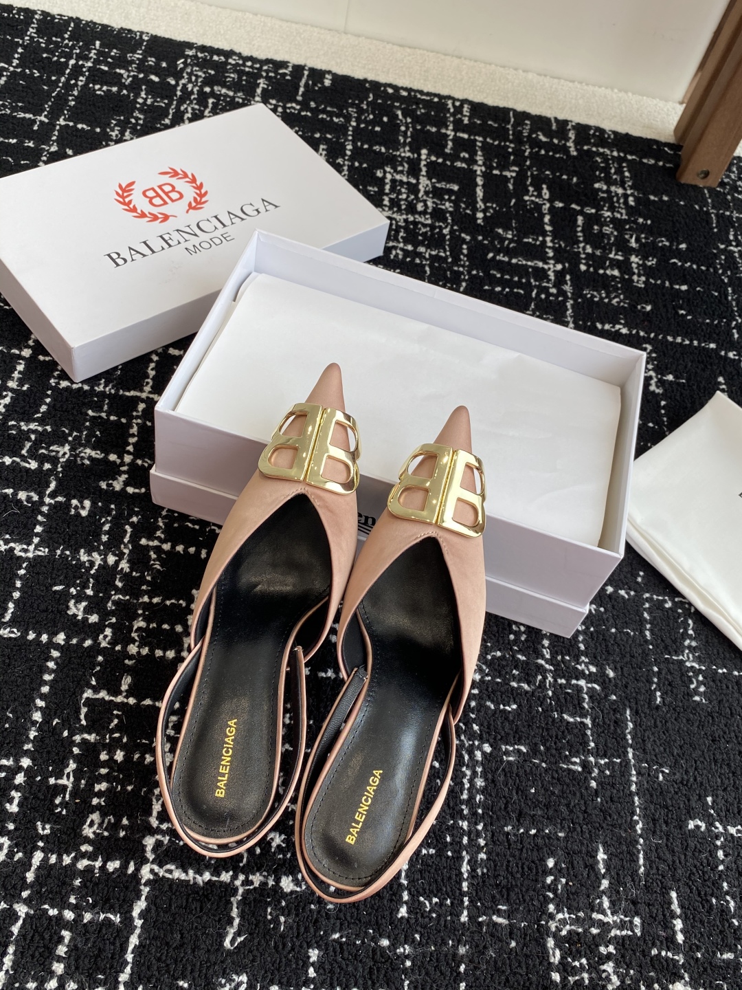 代购级
Balenciaga 25s春夏新款 双B 扣尖头 凉鞋 单鞋 高跟鞋

巴黎世家出的高跟鞋都很