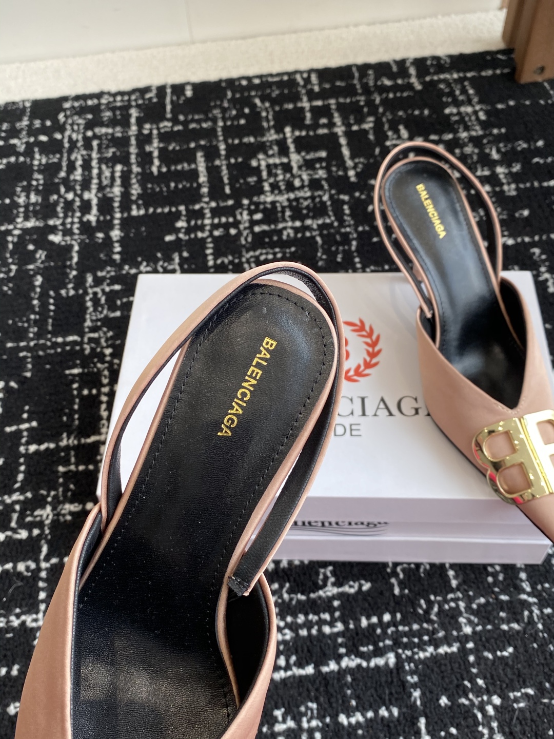 代购级
Balenciaga 25s春夏新款 双B 扣尖头 凉鞋 单鞋 高跟鞋

巴黎世家出的高跟鞋都很