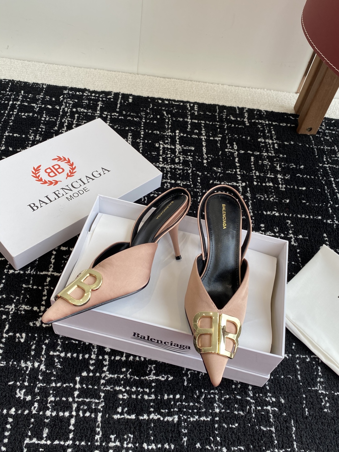 代购级
Balenciaga 25s春夏新款 双B 扣尖头 凉鞋 单鞋 高跟鞋

巴黎世家出的高跟鞋都很