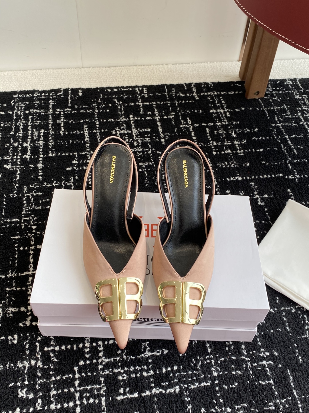 代购级
Balenciaga 25s春夏新款 双B 扣尖头 凉鞋 单鞋 高跟鞋

巴黎世家出的高跟鞋都很
