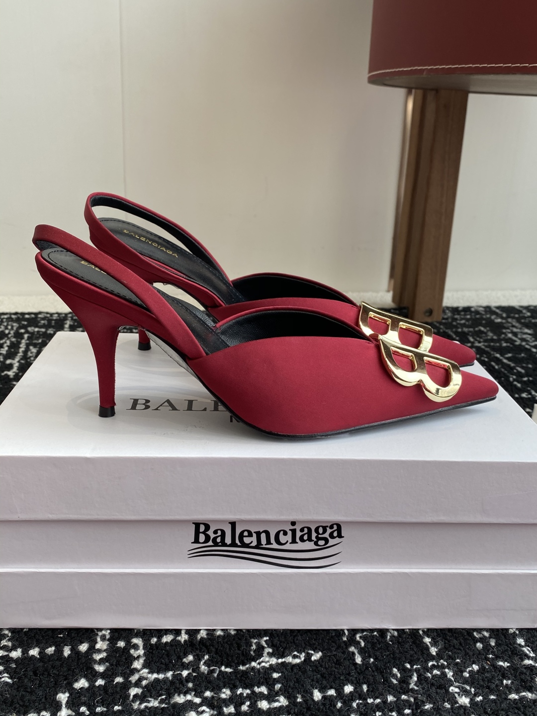 代购级
Balenciaga 25s春夏新款 双B 扣尖头 凉鞋 单鞋 高跟鞋

巴黎世家出的高跟鞋都很