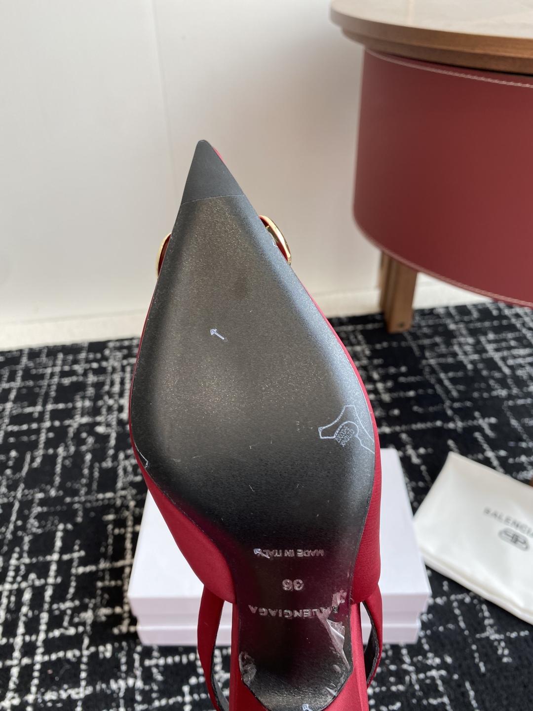 代购级
Balenciaga 25s春夏新款 双B 扣尖头 凉鞋 单鞋 高跟鞋

巴黎世家出的高跟鞋都很