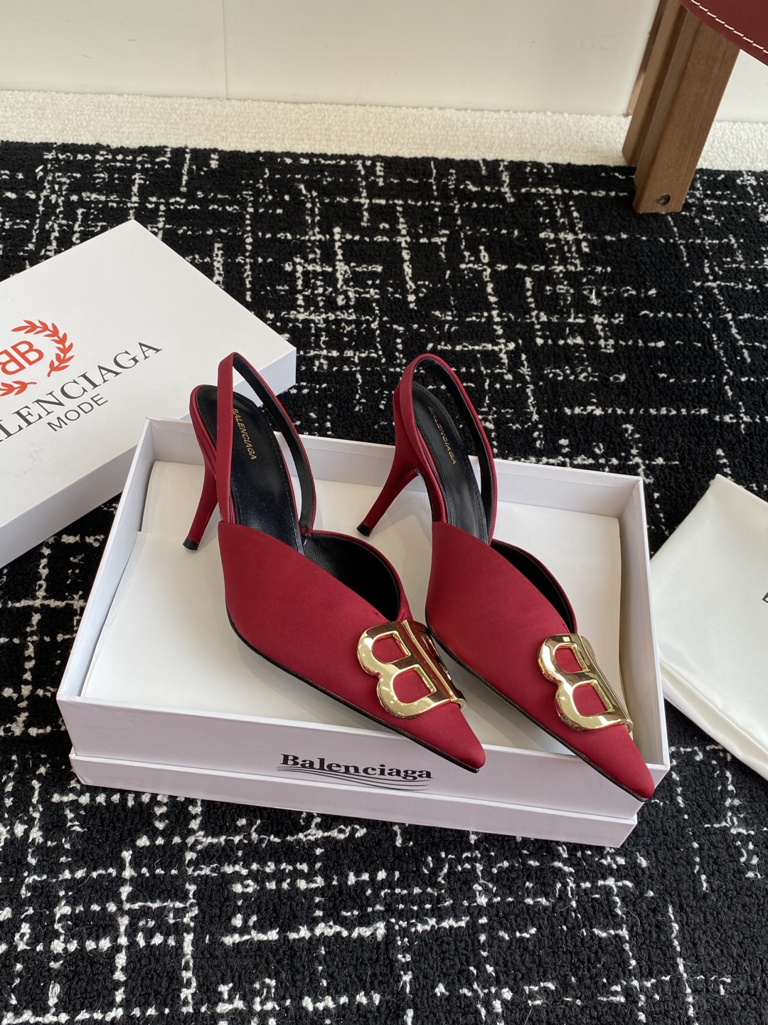 代购级
Balenciaga 25s春夏新款 双B 扣尖头 凉鞋 单鞋 高跟鞋

巴黎世家出的高跟鞋都很