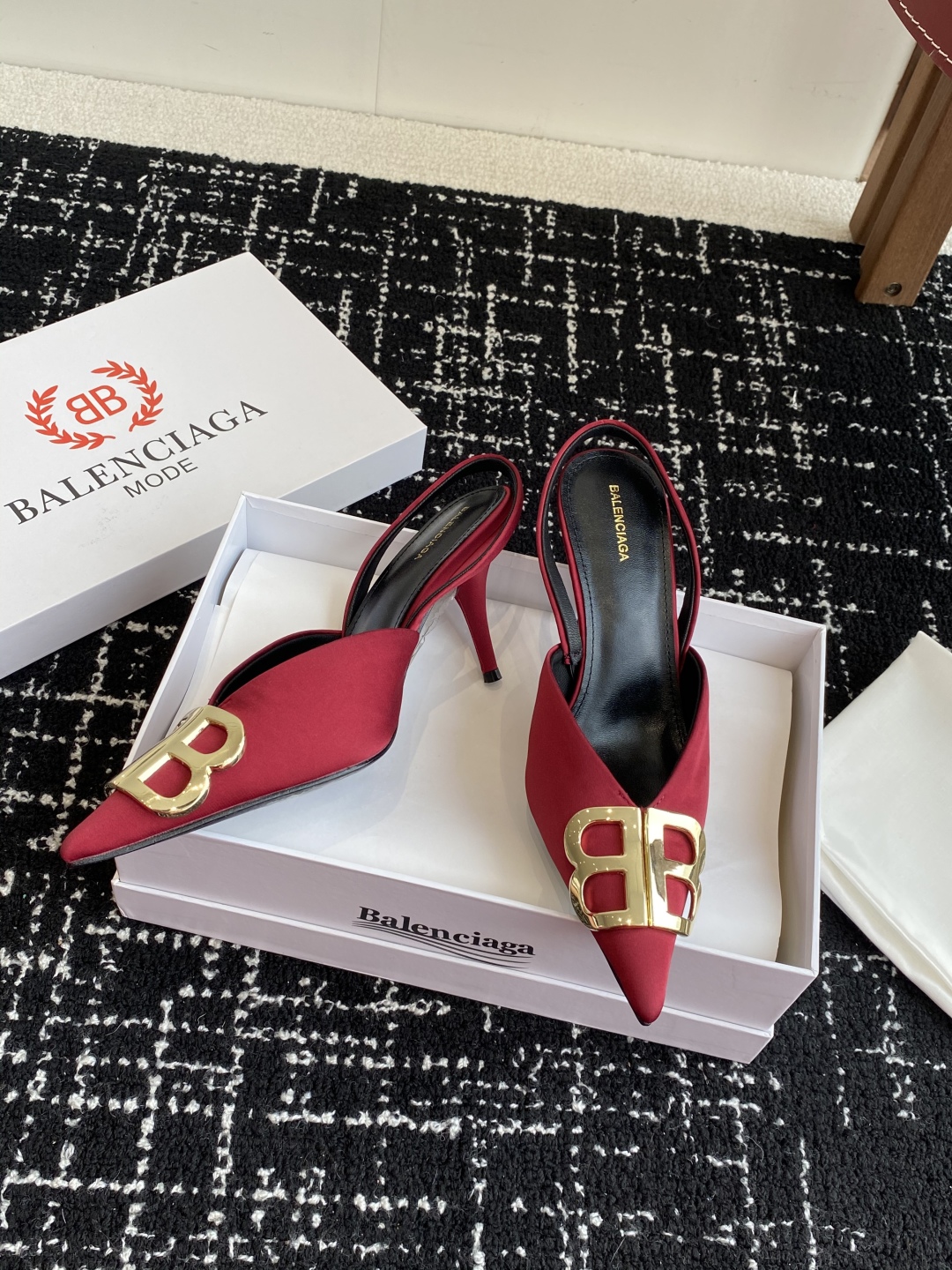 代购级
Balenciaga 25s春夏新款 双B 扣尖头 凉鞋 单鞋 高跟鞋

巴黎世家出的高跟鞋都很