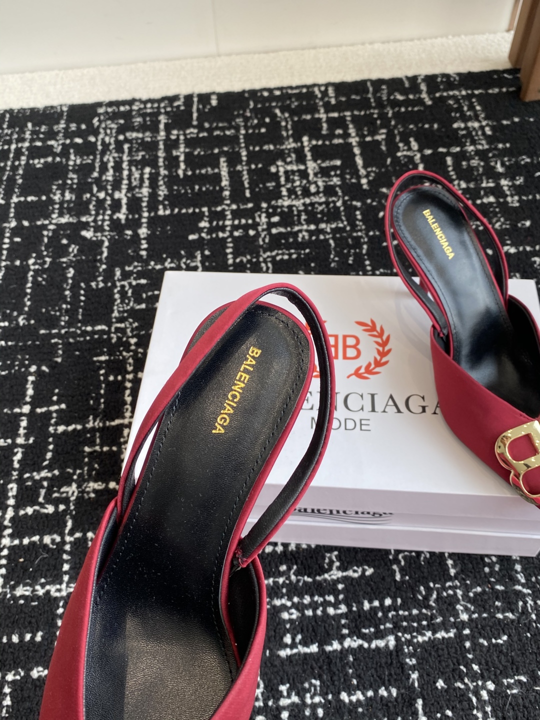 代购级
Balenciaga 25s春夏新款 双B 扣尖头 凉鞋 单鞋 高跟鞋

巴黎世家出的高跟鞋都很