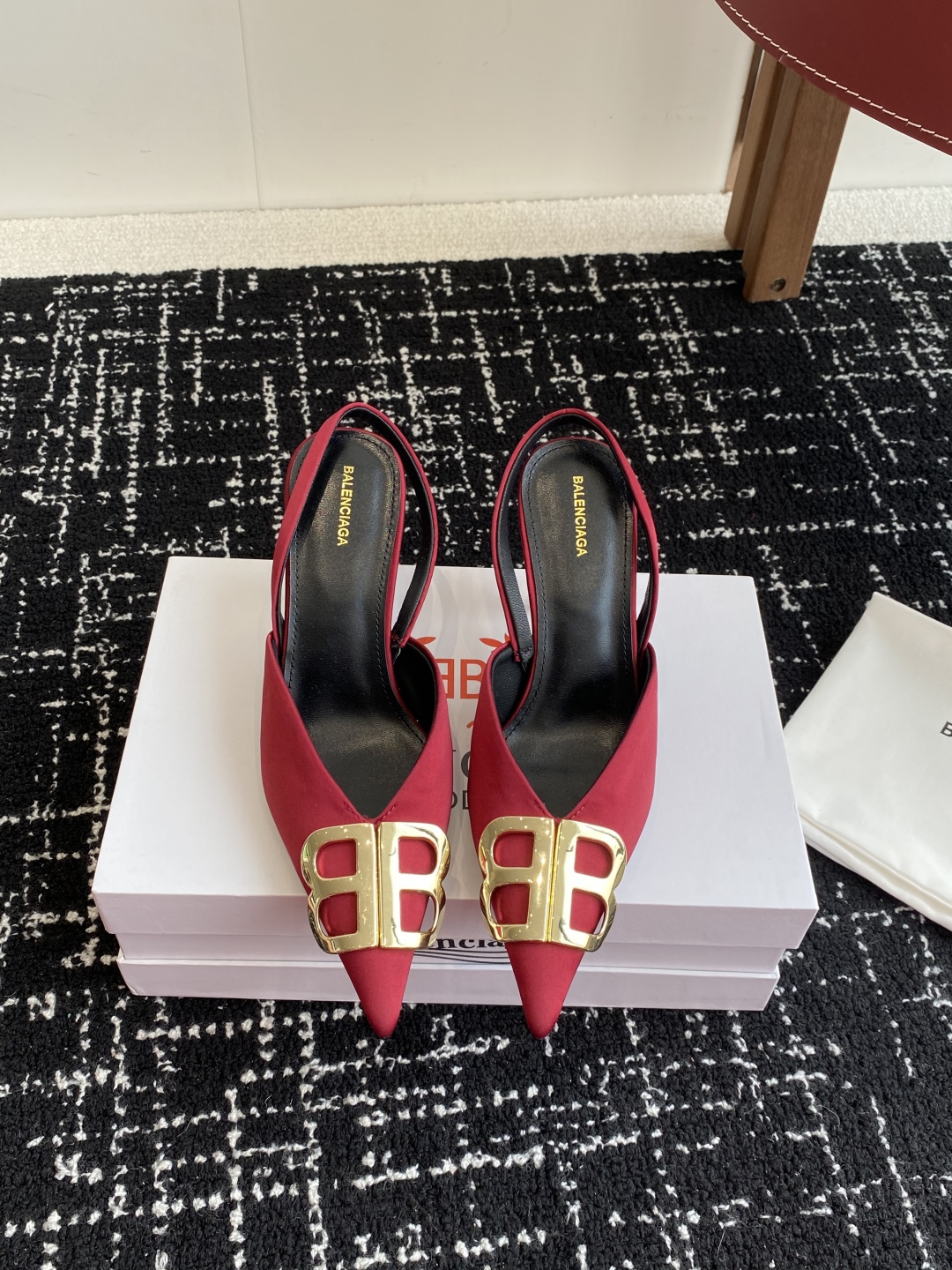 代购级
Balenciaga 25s春夏新款 双B 扣尖头 凉鞋 单鞋 高跟鞋

巴黎世家出的高跟鞋都很