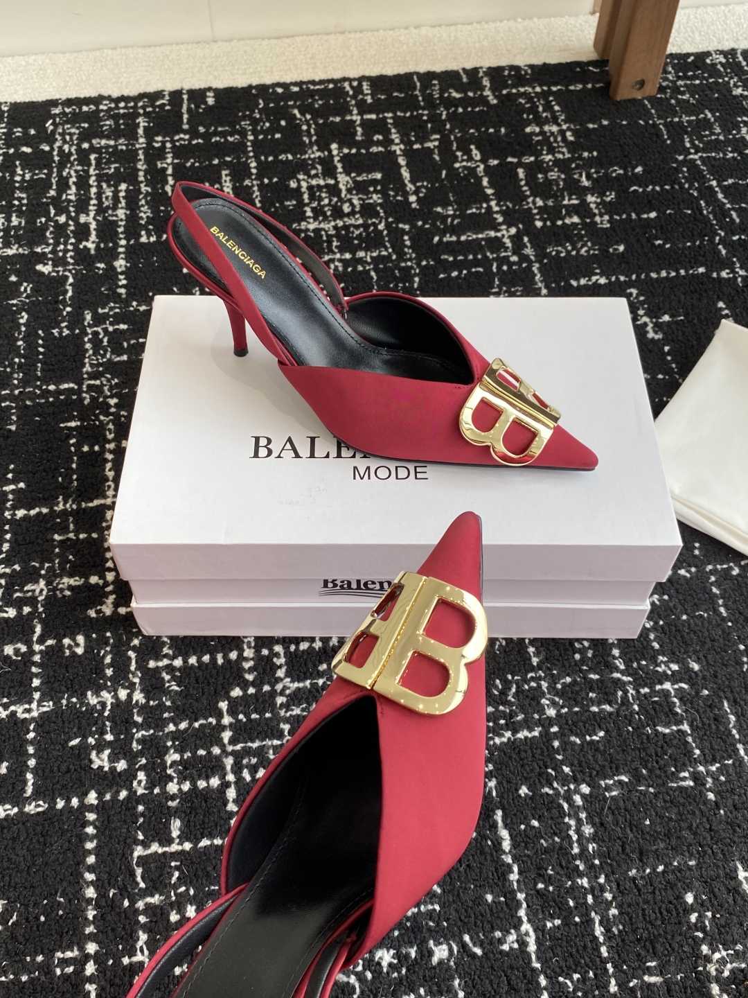 代购级
Balenciaga 25s春夏新款 双B 扣尖头 凉鞋 单鞋 高跟鞋

巴黎世家出的高跟鞋都很