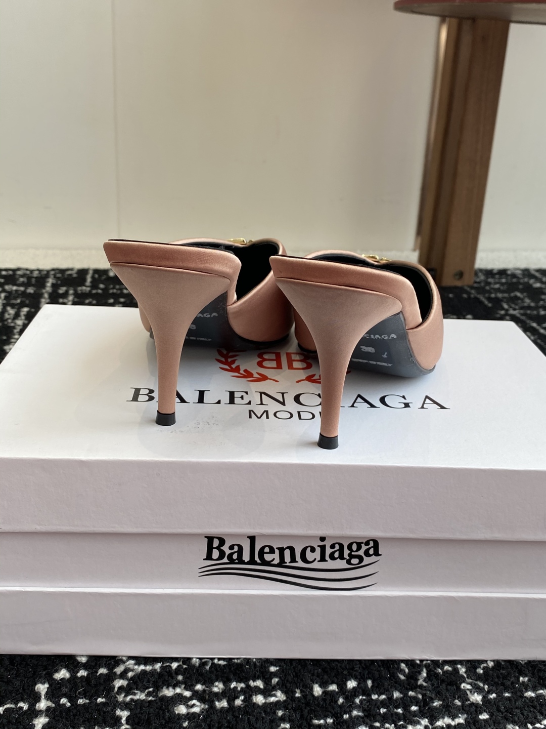 代购级
Balenciaga 25s春夏新款 双B 扣尖头 凉鞋 单鞋 高跟鞋

巴黎世家出的高跟鞋都很
