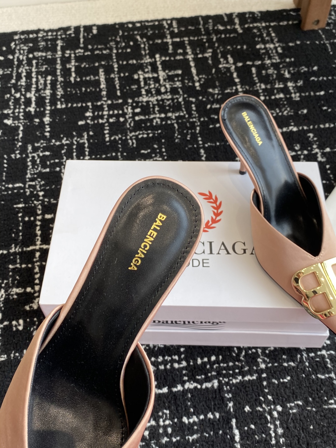 代购级
Balenciaga 25s春夏新款 双B 扣尖头 凉鞋 单鞋 高跟鞋

巴黎世家出的高跟鞋都很