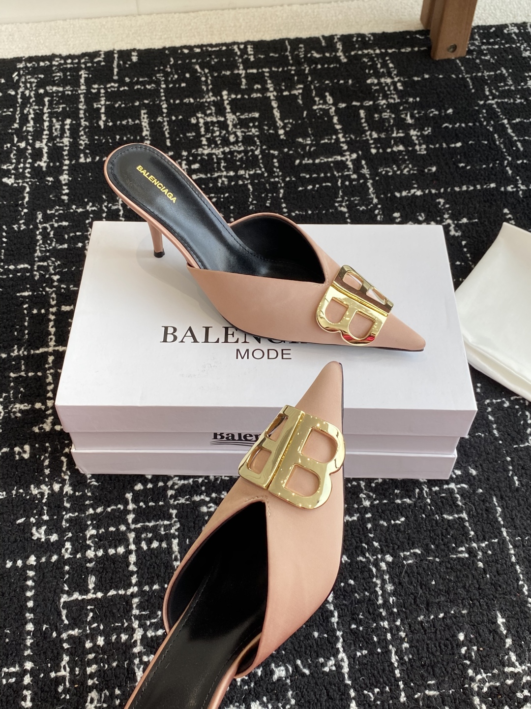 代购级
Balenciaga 25s春夏新款 双B 扣尖头 凉鞋 单鞋 高跟鞋

巴黎世家出的高跟鞋都很