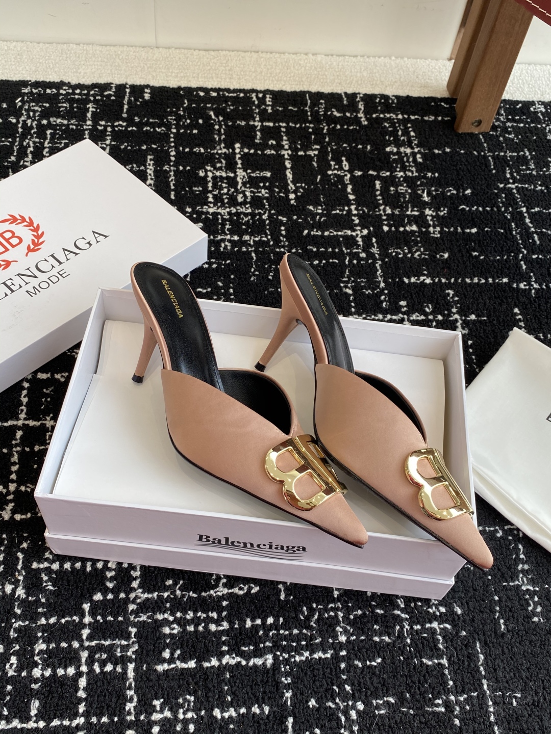 代购级
Balenciaga 25s春夏新款 双B 扣尖头 凉鞋 单鞋 高跟鞋

巴黎世家出的高跟鞋都很