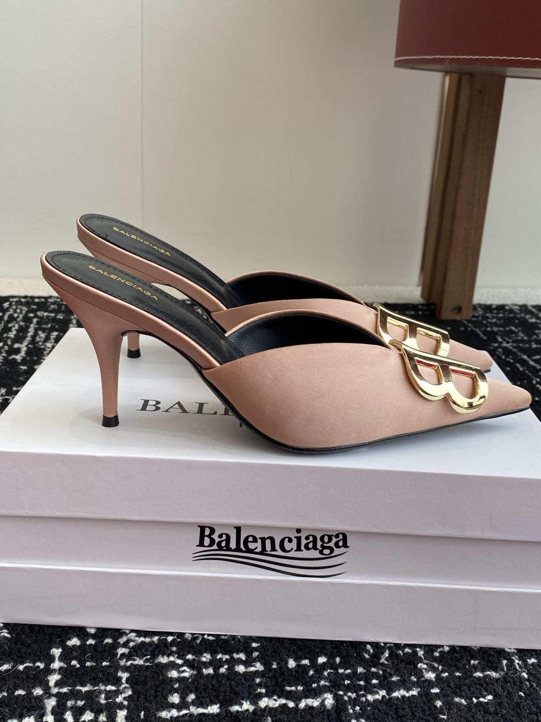 代购级
Balenciaga 25s春夏新款 双B 扣尖头 凉鞋 单鞋 高跟鞋

巴黎世家出的高跟鞋都很