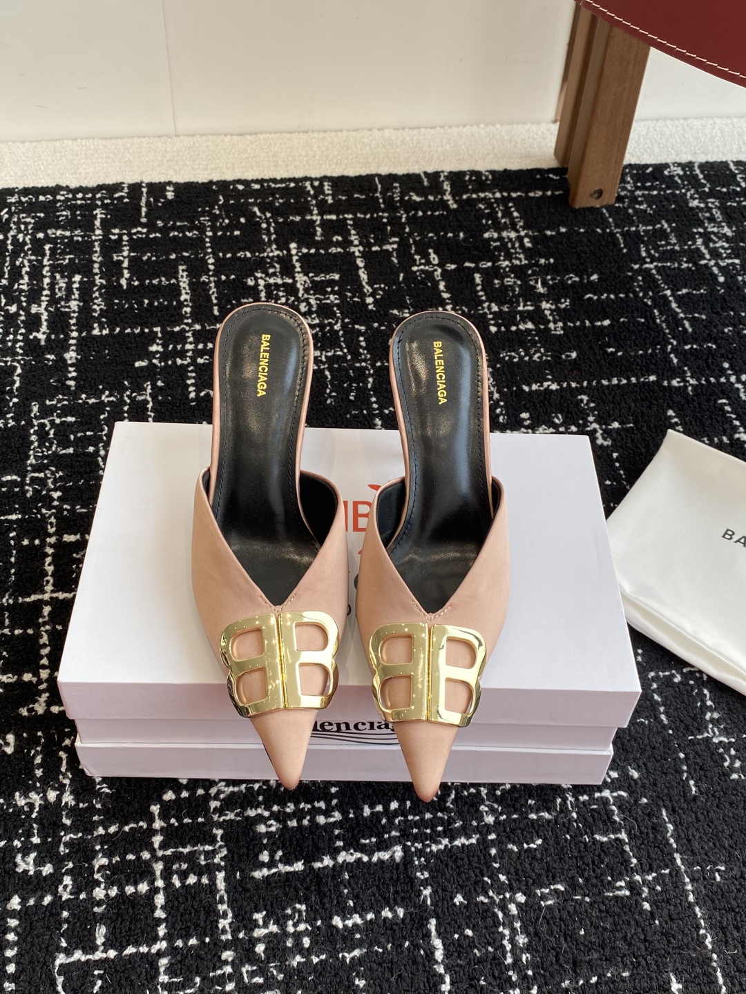 代购级
Balenciaga 25s春夏新款 双B 扣尖头 凉鞋 单鞋 高跟鞋

巴黎世家出的高跟鞋都很