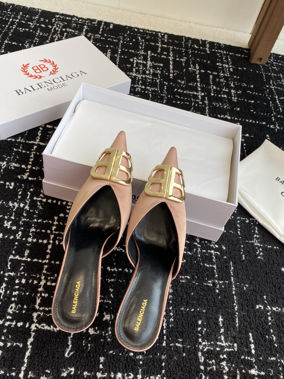 代购级
Balenciaga 25s春夏新款 双B 扣尖头 凉鞋 单鞋 高跟鞋

巴黎世家出的高跟鞋都很