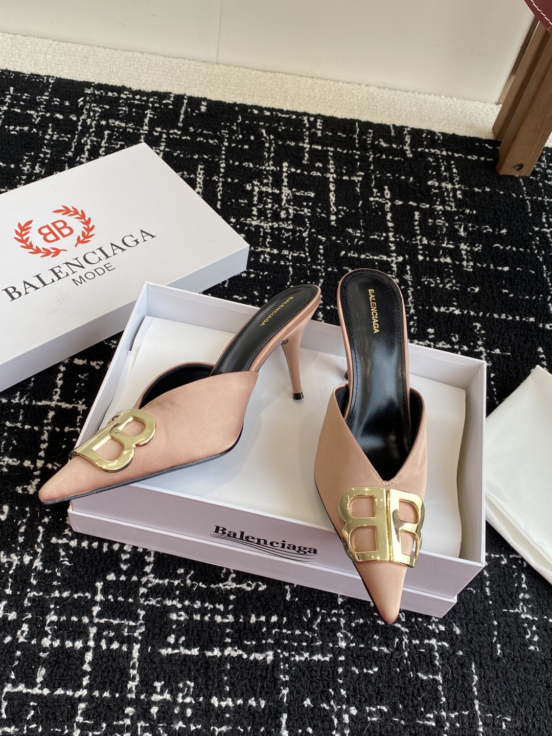 代购级
Balenciaga 25s春夏新款 双B 扣尖头 凉鞋 单鞋 高跟鞋

巴黎世家出的高跟鞋都很