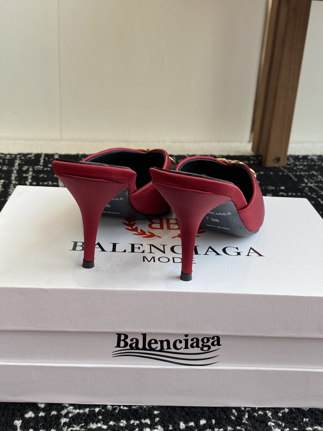 代购级
Balenciaga 25s春夏新款 双B 扣尖头 凉鞋 单鞋 高跟鞋

巴黎世家出的高跟鞋都很