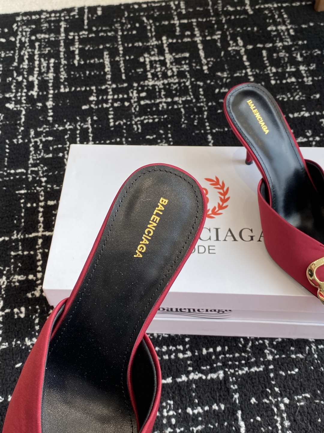 代购级
Balenciaga 25s春夏新款 双B 扣尖头 凉鞋 单鞋 高跟鞋

巴黎世家出的高跟鞋都很