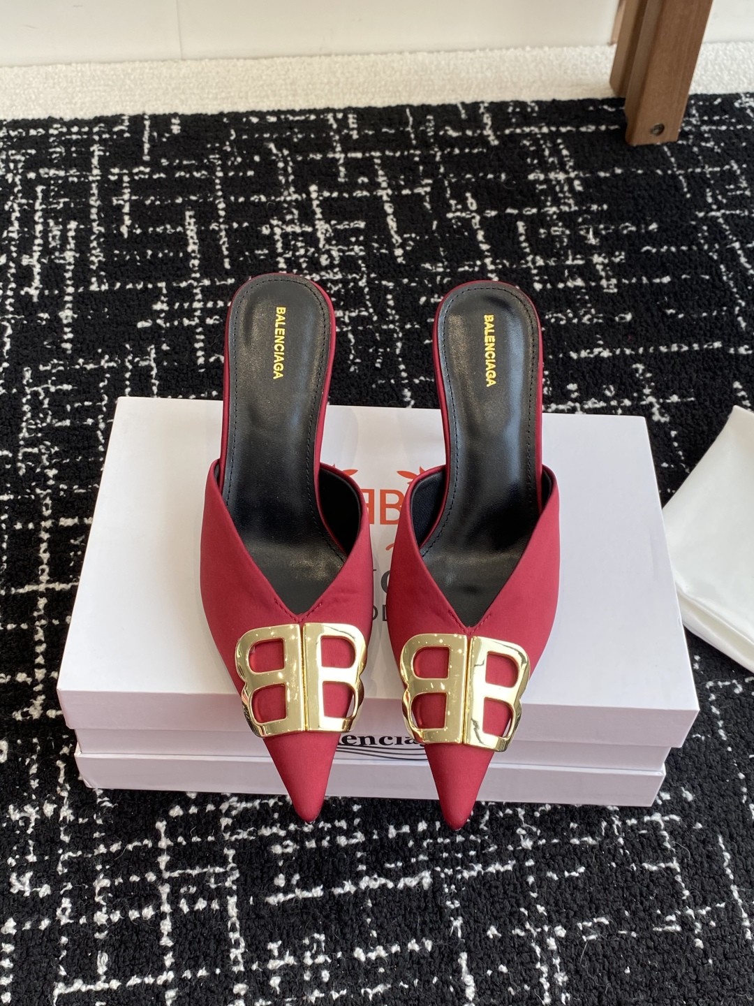 代购级
Balenciaga 25s春夏新款 双B 扣尖头 凉鞋 单鞋 高跟鞋

巴黎世家出的高跟鞋都很