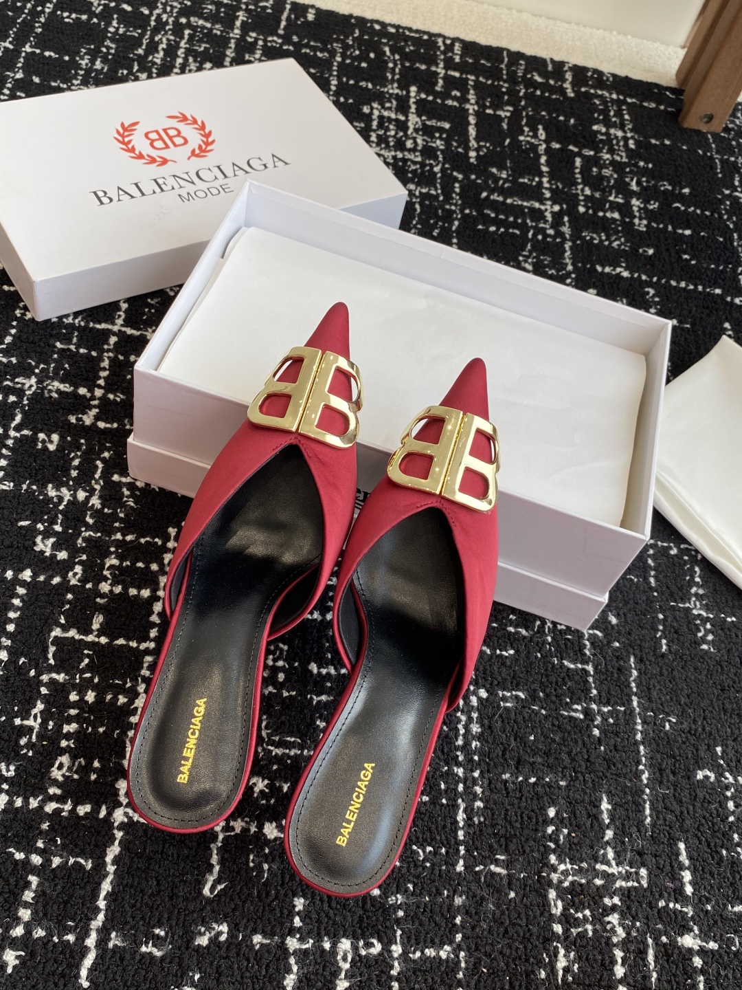 代购级
Balenciaga 25s春夏新款 双B 扣尖头 凉鞋 单鞋 高跟鞋

巴黎世家出的高跟鞋都很
