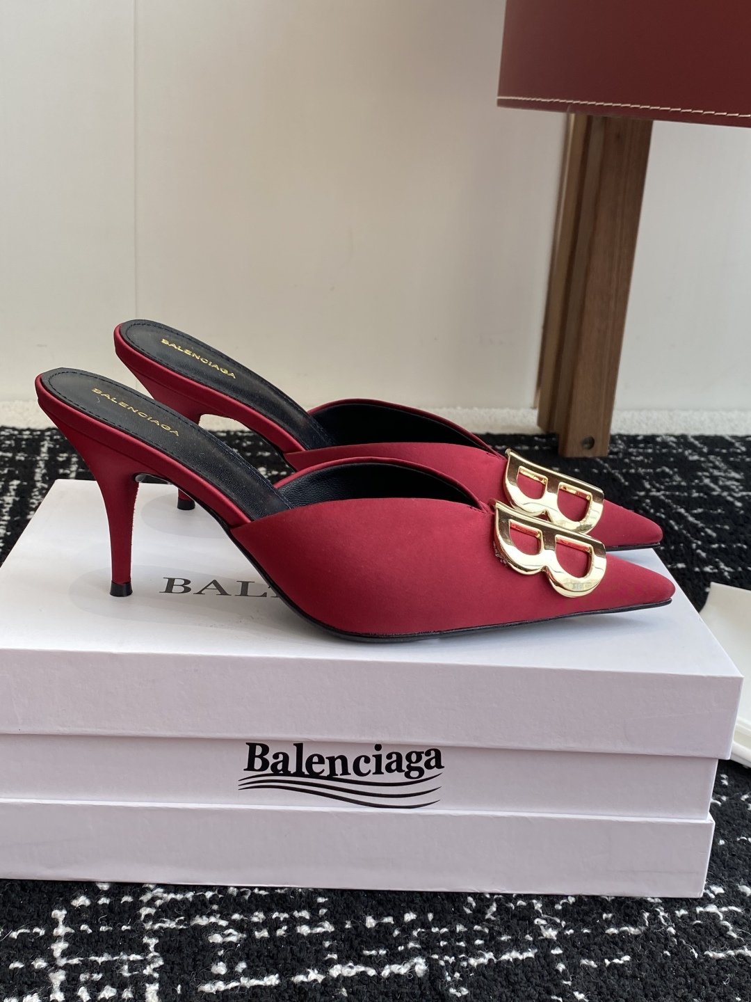 代购级
Balenciaga 25s春夏新款 双B 扣尖头 凉鞋 单鞋 高跟鞋

巴黎世家出的高跟鞋都很