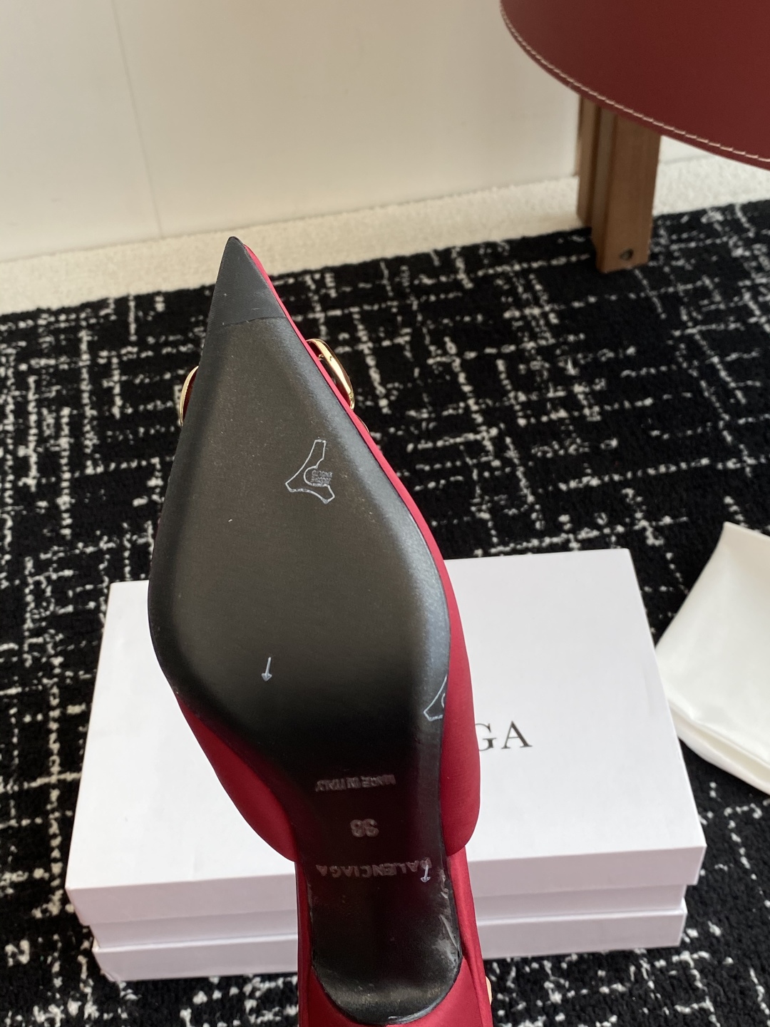 代购级
Balenciaga 25s春夏新款 双B 扣尖头 凉鞋 单鞋 高跟鞋

巴黎世家出的高跟鞋都很