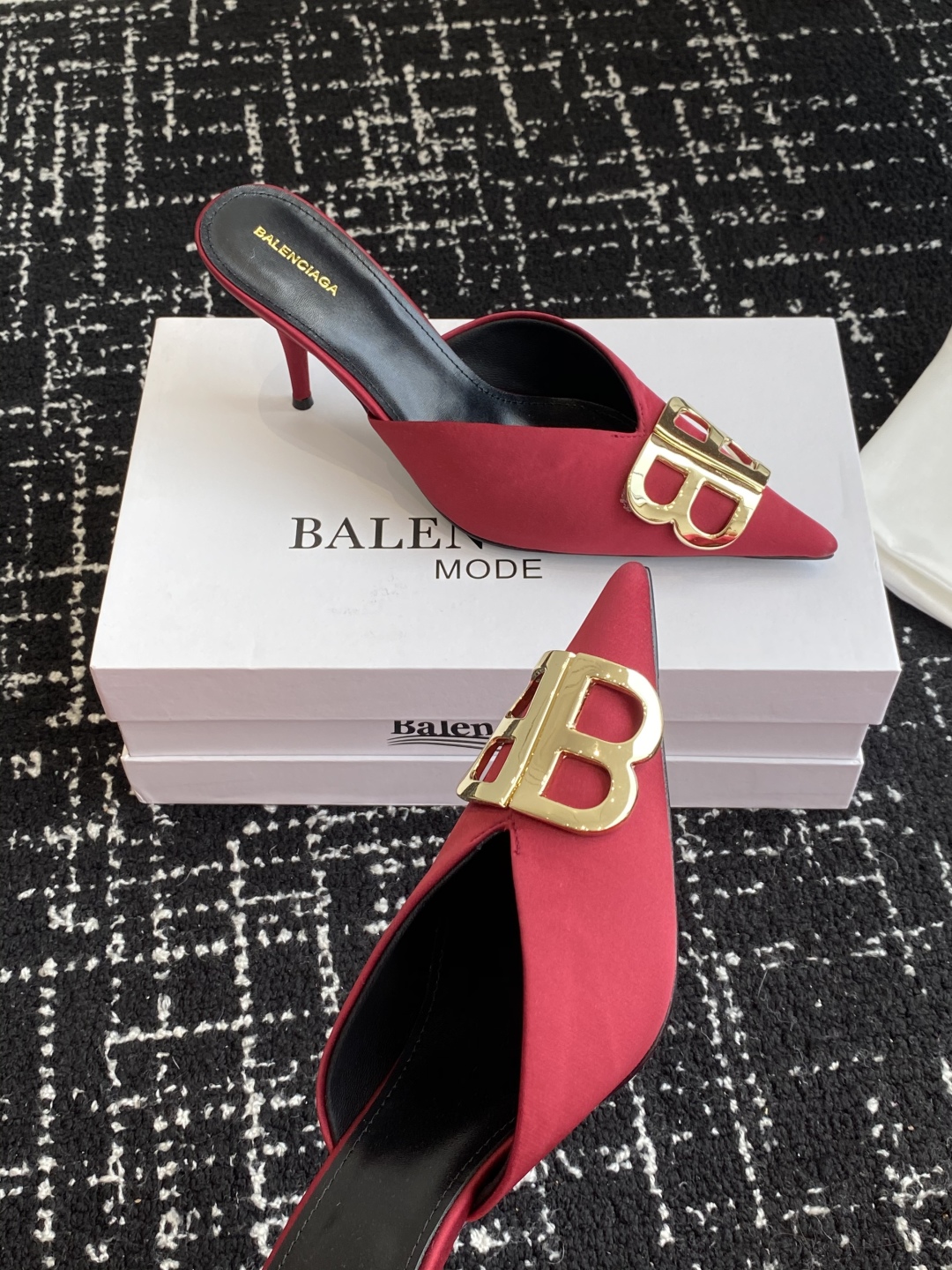 代购级
Balenciaga 25s春夏新款 双B 扣尖头 凉鞋 单鞋 高跟鞋

巴黎世家出的高跟鞋都很