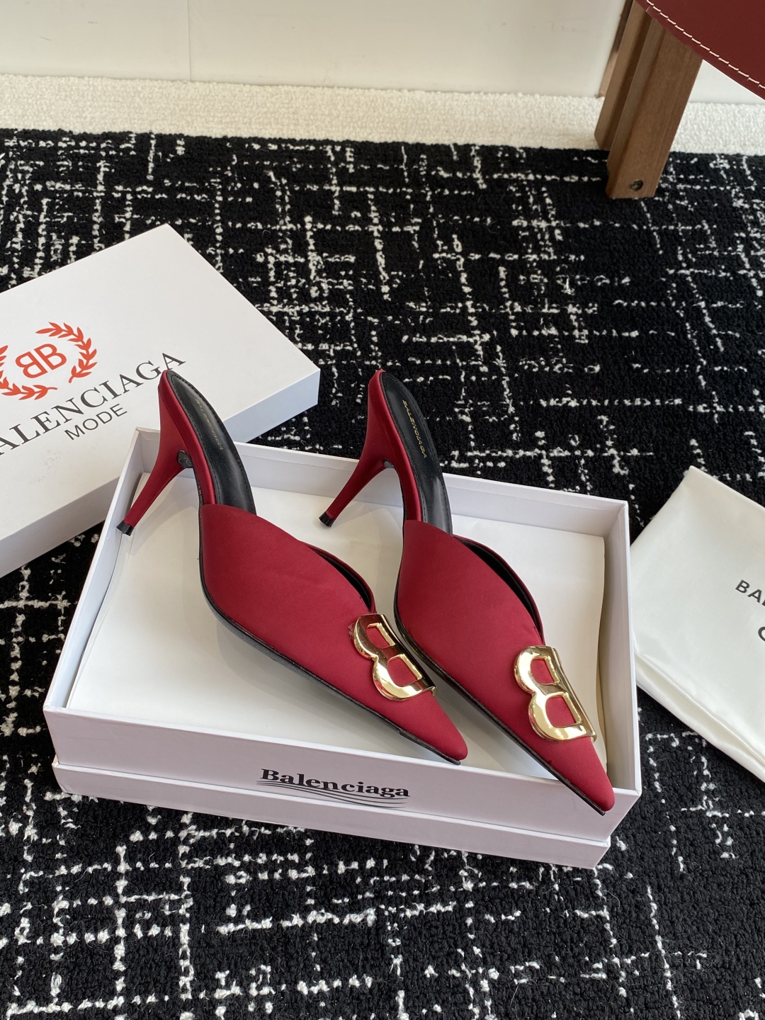 代购级
Balenciaga 25s春夏新款 双B 扣尖头 凉鞋 单鞋 高跟鞋

巴黎世家出的高跟鞋都很