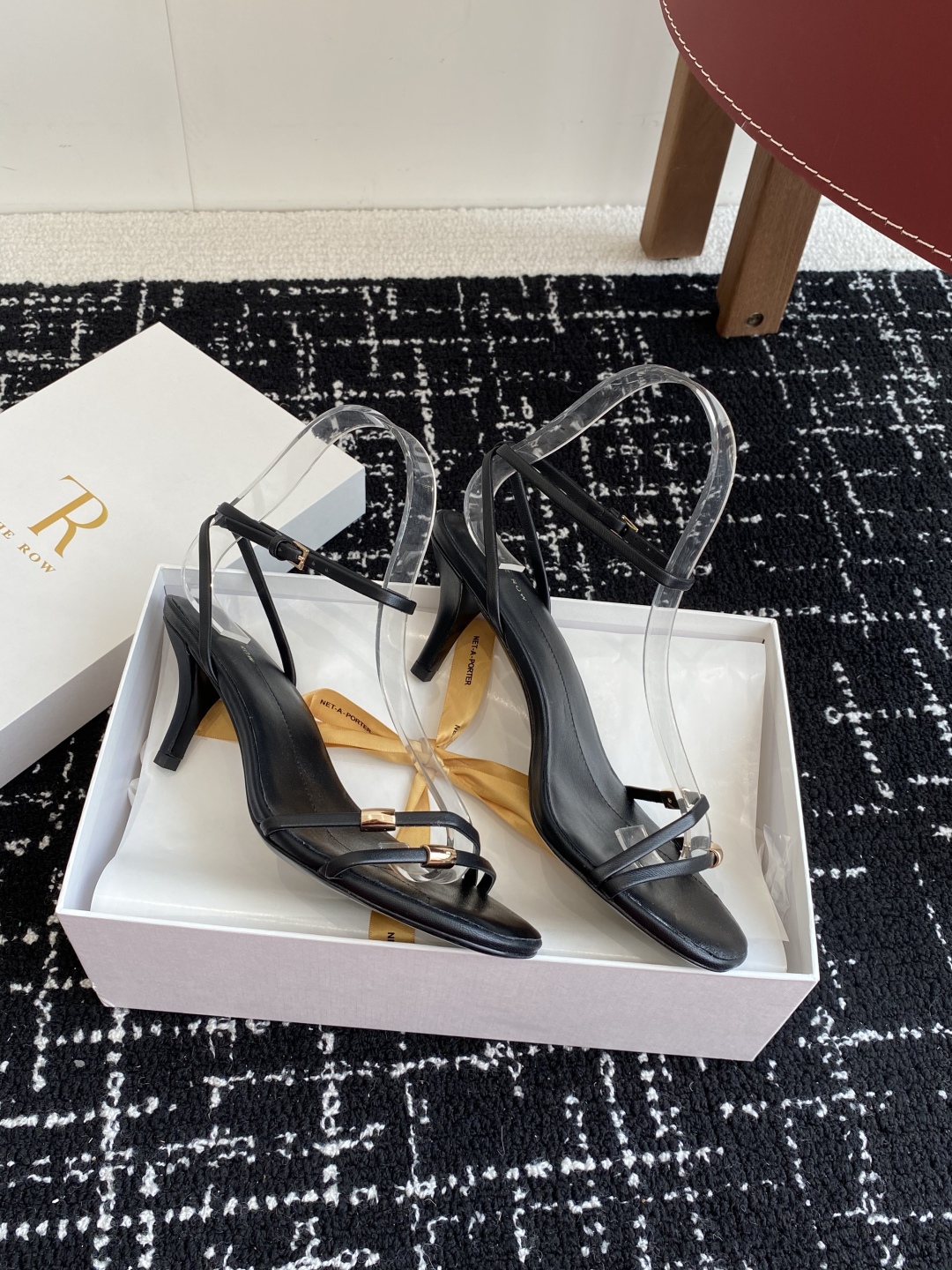 东莞代购级
The row 25ss 新款性感细带凉鞋

细带凉鞋只服the row 一如既往的简单，超