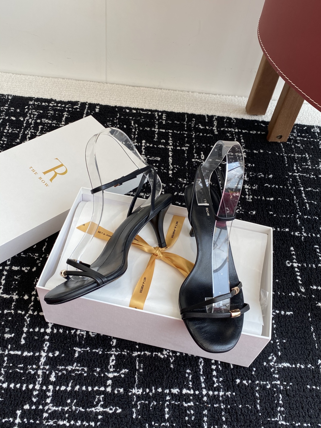 东莞代购级
The row 25ss 新款性感细带凉鞋

细带凉鞋只服the row 一如既往的简单，超