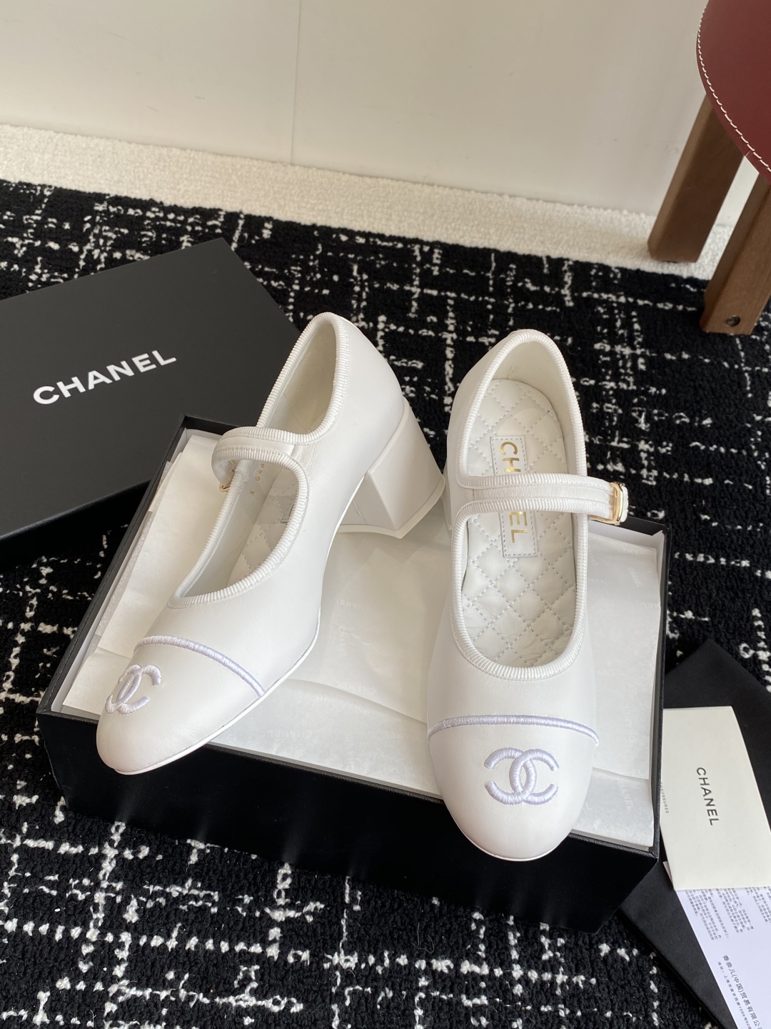 代购级
CHANEL小香 25ss 春夏鞋头电绣双C logo点缀，玛丽珍 粗跟单鞋 宛如女神脖子上的项