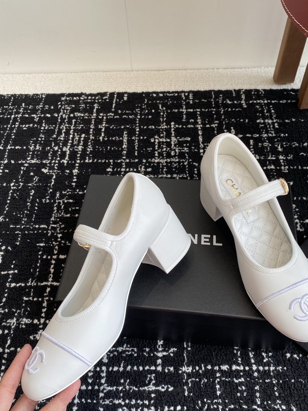 代购级
CHANEL小香 25ss 春夏鞋头电绣双C logo点缀，玛丽珍 粗跟单鞋 宛如女神脖子上的项