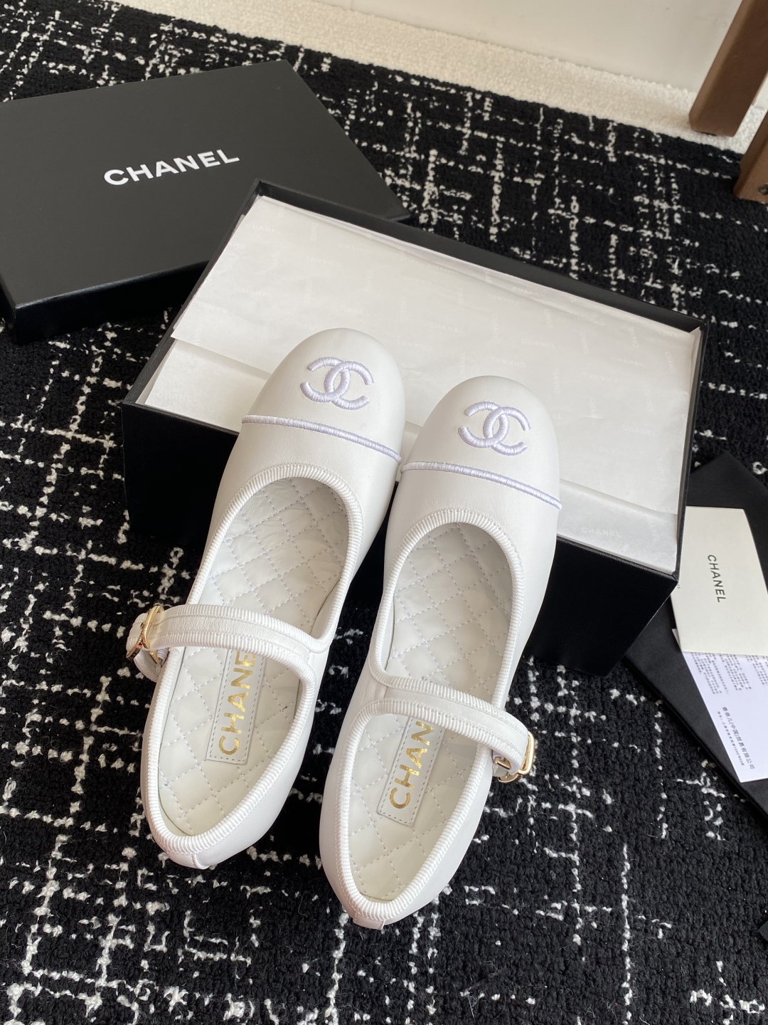 代购级
CHANEL小香 25ss 春夏鞋头电绣双C logo点缀，玛丽珍 粗跟单鞋 宛如女神脖子上的项