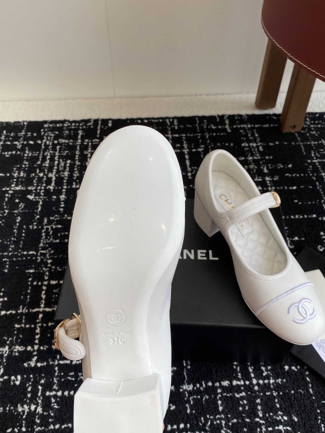 代购级
CHANEL小香 25ss 春夏鞋头电绣双C logo点缀，玛丽珍 粗跟单鞋 宛如女神脖子上的项