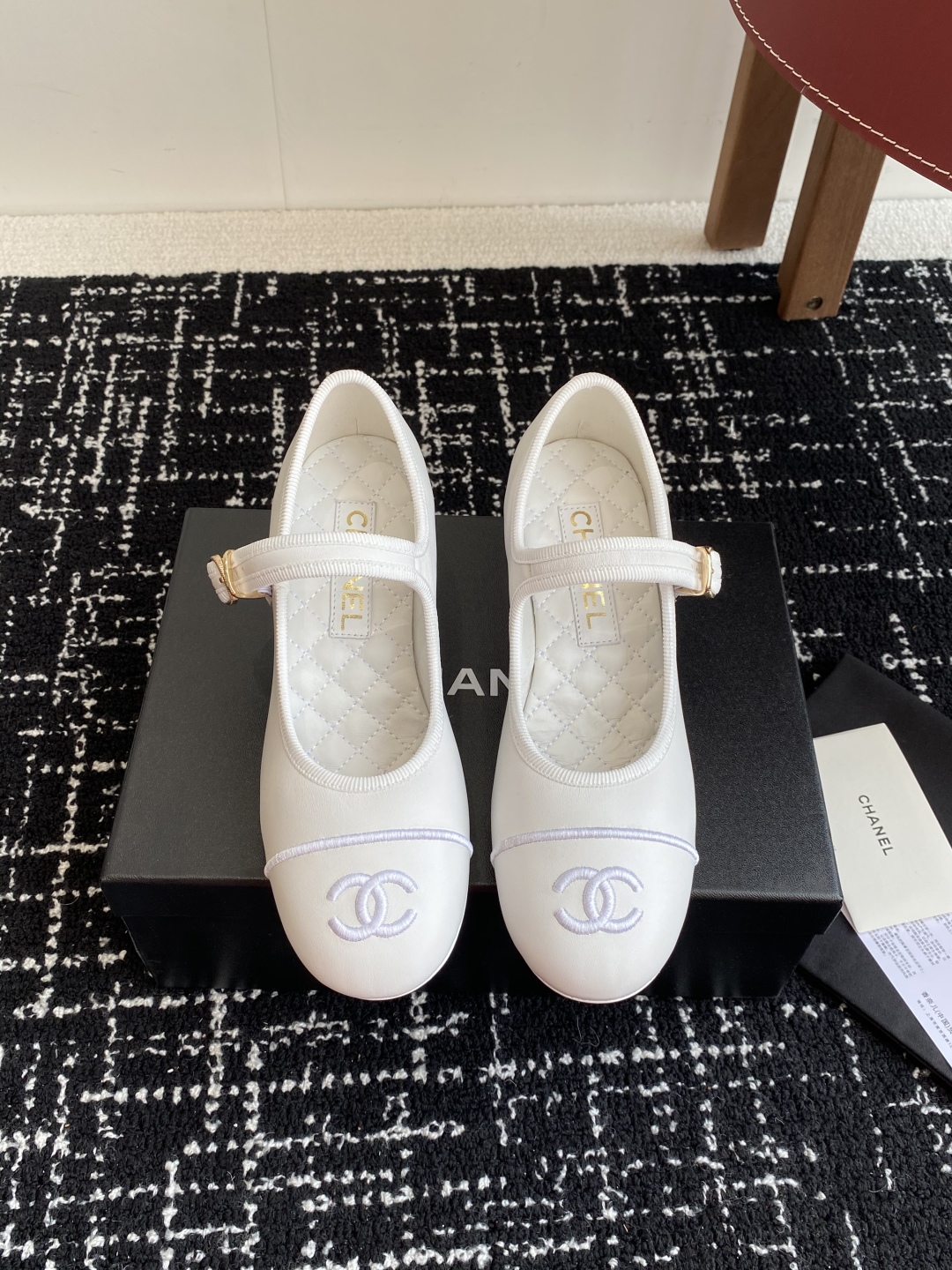 代购级
CHANEL小香 25ss 春夏鞋头电绣双C logo点缀，玛丽珍 粗跟单鞋 宛如女神脖子上的项