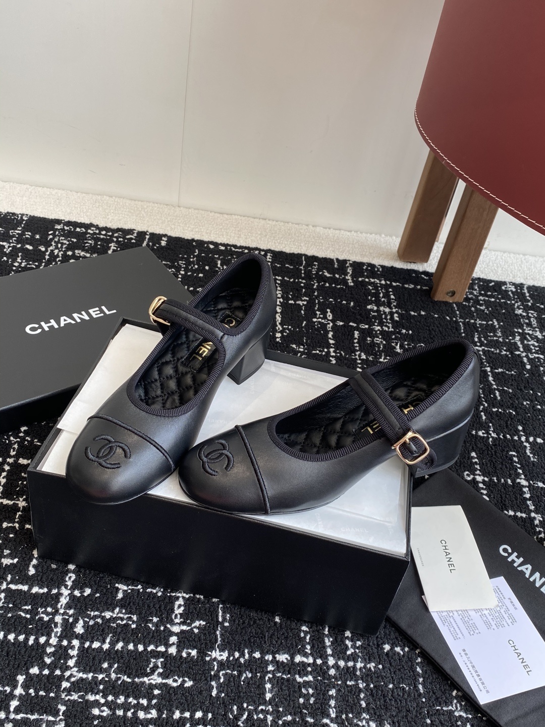 代购级
CHANEL小香 25ss 春夏鞋头电绣双C logo点缀,玛丽珍 粗跟单鞋 宛如女神脖子上的项
