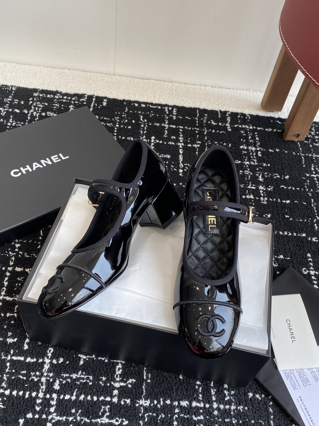 代购级
CHANEL小香 25ss 春夏鞋头电绣双C logo点缀，玛丽珍 粗跟单鞋 宛如女神脖子上的项