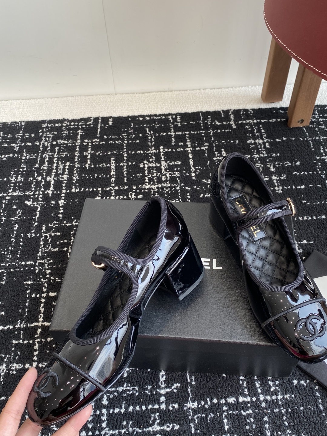 代购级
CHANEL小香 25ss 春夏鞋头电绣双C logo点缀，玛丽珍 粗跟单鞋 宛如女神脖子上的项