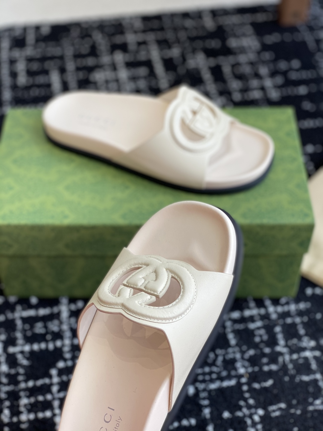 代购级
Gucci古驰 最新 情侣款 互扣式 双G 厚底 凉拖鞋

原版购入开发 做货 从为品牌注入荣光