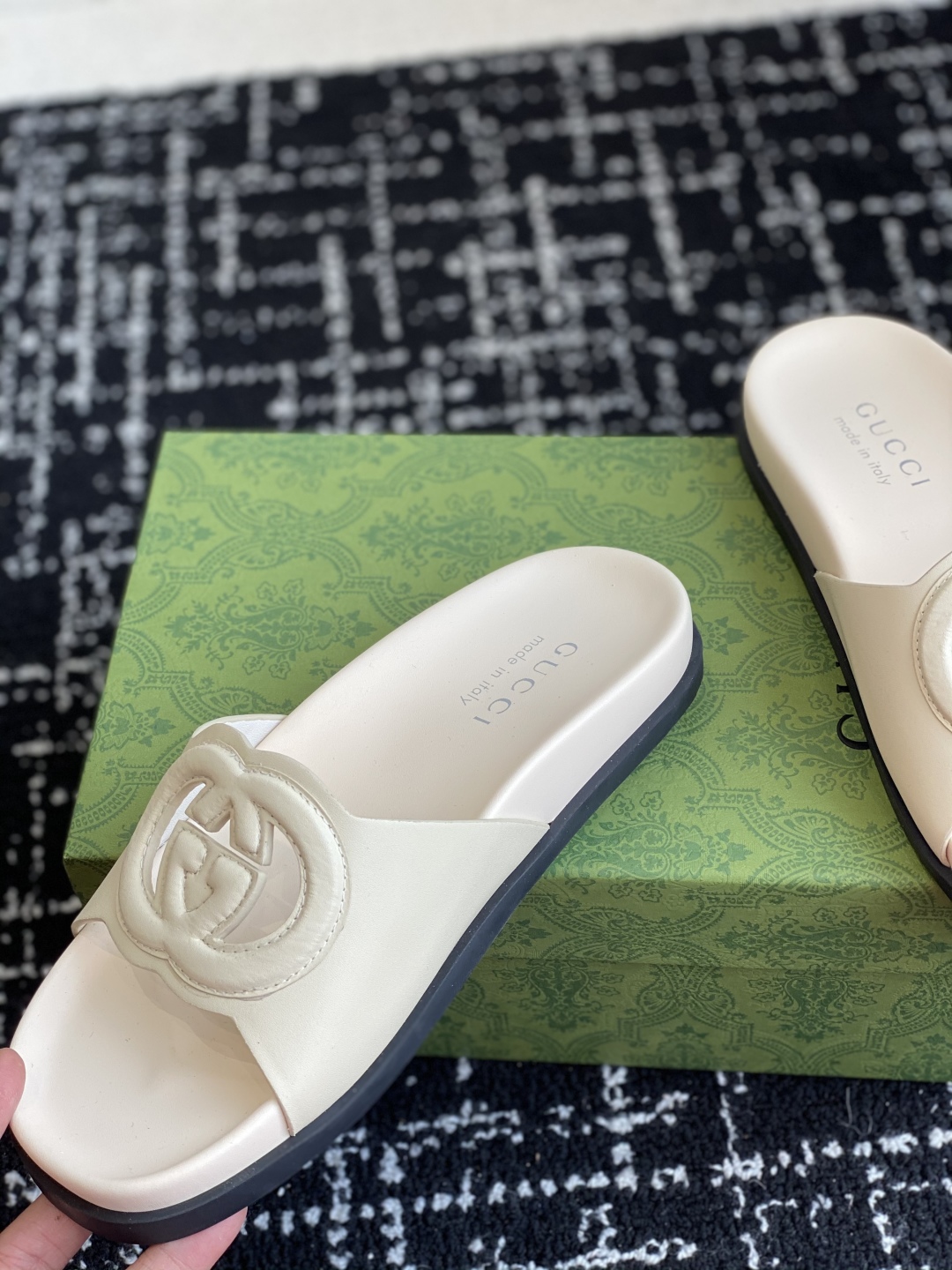 代购级
Gucci古驰 最新 情侣款 互扣式 双G 厚底 凉拖鞋

原版购入开发 做货 从为品牌注入荣光